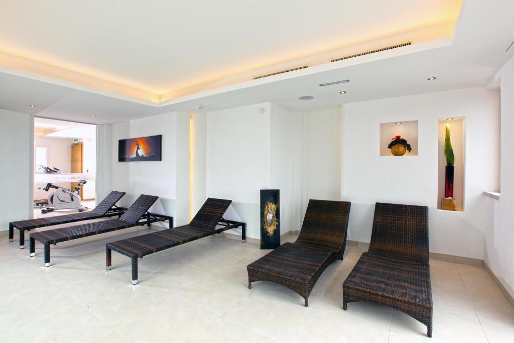 Hotel Lukas Фис Екстериор снимка