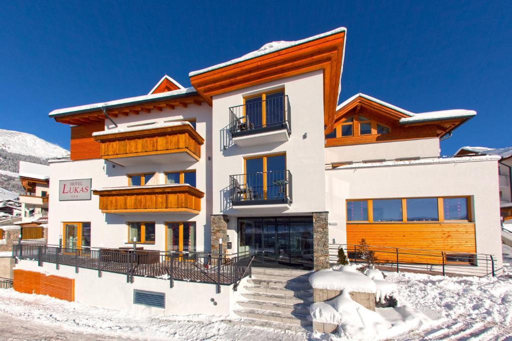 Hotel Lukas Фис Екстериор снимка