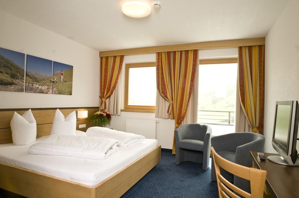 Hotel Lukas Фис Екстериор снимка